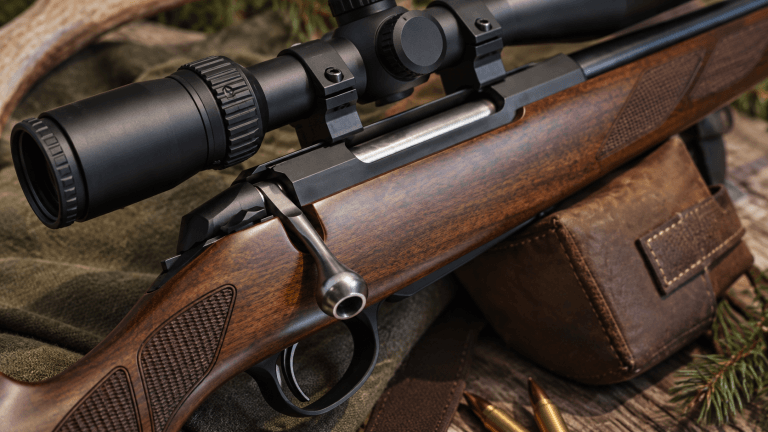Tikka T3x Hunter cu pat din lemn, bolt clasic si luneta, in decor montan natural